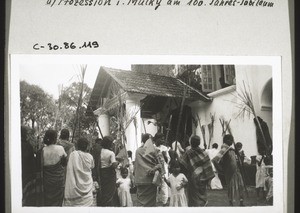 Am Eingang d. Kirche i. Udipi warten die Mütter auf ihre Kinder, denen Zuckerrohrstengel ausgeteilt werden