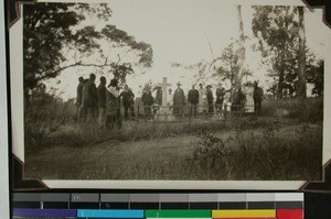 View of people gathered on Larsen's grave, Inhlazatshe, South Africa, (s.d.)