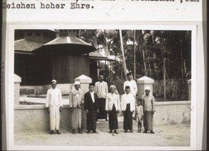 Die weltlichen und geistlichen Grössen von Sukamara, im Hintergrund die Moschee, ganz aus Eisenholz verfertigt, der Stolz der Sukamarer