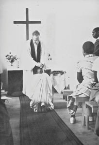 Kagera Region, Tanganyika (fra 1964 Tanzania). Matayo døbes i Ndolage Hospitalskirke, af den tyske præst og missionær G. Jasper, 1959. (Anvendt i: Dansk Missionsblad nr 16/1959)