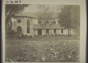 Seitenansicht der Kirche in Udapi mit Anbau