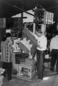 Jørgen Nørgaard Pedersen holder Cambodias flag