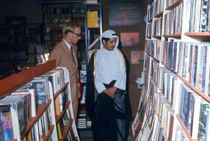 Sheikh Isa Al Khalifa, Informationsminister i Bahrain ser på Family Bookshops udvalg af bøger sammen med Director Jørgen Nørgaard Pedersen