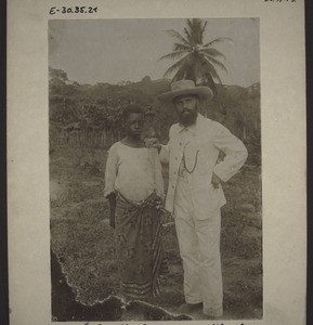 Missr. Spellenberg mit sm. Knaben, Kamerun