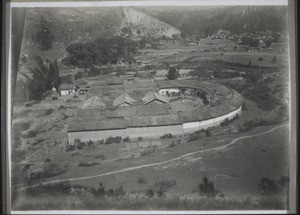 Grosses dreifirstiges 'Hufeisenhaus' 3 Hallen: untere, mittlere, obere, mit Seitenhäusern & einem Hufeisenbogen (10-20 Familien). In Hinnen & Kayin viel zu sehen