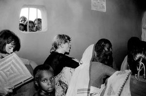 Fra en Kirkeindvielse i Bangladesh - foretaget af pastor Iver Viftrup. (Missionær i Bangladesh, 1972-84. Præsteordineret 1983. På besøg til jubilæet i DBLM, 1987. Foto: 1983-84 eller 1987)