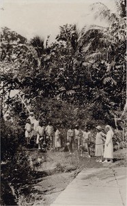 Missionary women with malagasy people, in Madagascar