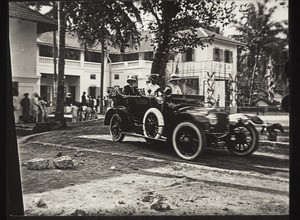 Neues Vereinshaus des Chr.V.j. Männer in Kalikut; Der Gouverneur von Madras Lord Pentland, verlässt den Hof