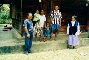 Bibelskolen i Sambava, Madagaskar, 2002. Skolens leder pastor Gilbert Andriamalala (også kaldet Pastor Lala) med frue