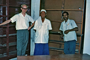 DMS boghandel i Crater, Aden. Fra højre: boghandlerassistent Salim Ashur, lokal leder Mubarak Ibrahim og missionær Jørgen Nørgaard Pedersen - Ved opbygning af ny boghandel i Crater (1963)