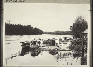 Die 'Batang' (Anlegeplatz der Boote) von Pahandoet, auf ihnen stehen die Badehäuschen. Das Motorboot gehört dem holl. Beamten