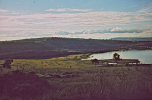 Nordveststiftet, Tanzania, 1984. Ntoma Husholdningsskole ligger kun halvanden kilometer fra Victoriasøen, som der her ses et lille hjørne af. Tidligt om morgenen kan man høre flodhestene grynte, når det er klart og stille vejr
