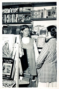 The opening of the Tower Bookshop in Beirut in 1971 . It is Grethe Nørgaard Pedersen in the cen