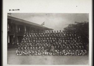 Boy Brigade: 2. Comp. Christiansborg. Mittelschüler mit Flagge. Missionare Dewald u. Andres