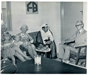 Jørgen Nørgaard Pedersen sammen med Bahrains Informationsminister, Sheikh Isa ved receptionen efter boghandlerindvielsen i 1973. Helt til venstre Karin og Lisbeth Nørgaard Pedersen hos Hospitals Administrator Rose Nykerk. I midten ambassadørens hustru