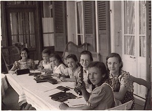 Classes in Hohfluh (Bernese Oberland) during the war. Gretli Keller, Traudel Ittmann, Frieda Weisser, ? Gerlach, Lydia Reiter, Hanny Barth, Marleyse Meyerholdt