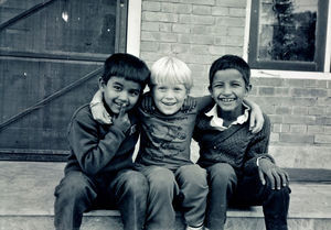 Den Norske Skole i Kathmandu, Nepal. Rasmus Mundbjerg - søn af lærerparret Annette & Niels Jacob Mundbjerg - med sine gode venner