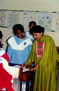 Pakistan 1995. Fra kirkens skole i Nowshera. Der rettes opgaver