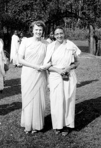 Nordindien. DSM missionær Elisabeth (Lis) Krohn (th) og den amerikanske missionær Mary Riber i Jolesari, Assam,1955