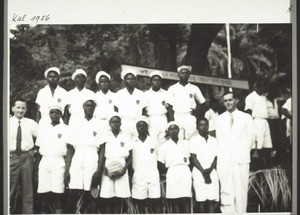 Die 1. zwölf Handwerksschüler v. Landjugendzentrum Mbang in Fotabe. Rechts: Miss. W. Meier, links: Miss. A. Miaz