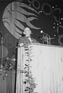 Landsmødet dirigent, skoledirektør Munk-Poulsen åbner DMS landsmødet i Kongresshallen i Herning, september 1964