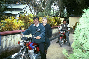 Leder af Supoth projektet, Doyal Chandra Paul og generalsekretær i Danmission, Mogens Kjær på landsbybesøg, 2002