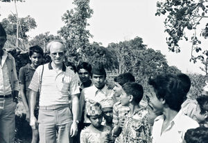 Generalsekretær i Dansk Santalmission, Jørgen Nørgaard Pedersen omgivet af børn i Nepal, april 1984