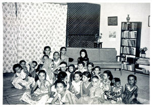 Aden. Pigerne samlet til bibelhistorie - kristendomsundervisning i lærerindelejligheden en gang om ugenAden. The girls come together for Bible class in the teacher's flat once a week