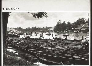 Bootsmarkt auf dem Martapurafluss (Die Boote werden von Maanjan-Dajak verfertigt)