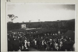 Menschenansammlung bei der Eröffnung des Seminars in Akropong, 20. Okt