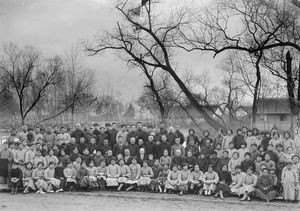 Fenghwangchen Menighed ved et søndags- eftermiddagsmøde, marts 1936, under Pastor David Hungs besøg. Alfred Hansen i midten. Danmission Photo Archive