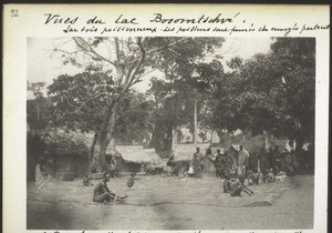 Views of lake Bosomtsche. - Weaving nets on the square in the center of the village