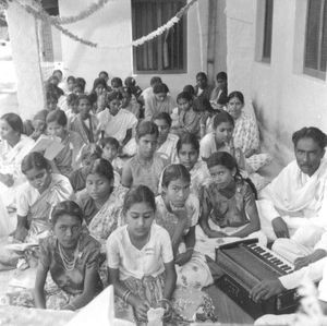 Patienter fra Rajkumari Amrit Kaur's TB hospital i Madanapalle - en afdeling under Arogyavaram hospital (UMTS) - deltager i gudstjenesten. (Anvendt i: Dansk Missionsblad nr 21/1956)