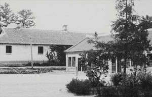 Skolen i Pitsaikou. Fra skolegården, hvor drengene bor. Den øverste bygning indeholder udelukkende drengenes værelser. Bygget i 1923