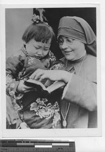 Maryknoll Sister with an orphan at Fushun, China, 1933