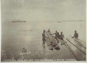 Landen von Holz bei der Missionshandlung in Bonaku Kamerun