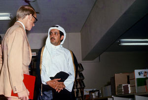 Sheikh Isa Al Khalifa, Informationsminister i Bahrain ser på Family Bookshops udvalg af bøger sammen med Director Jørgen Nørgaard Pedersen