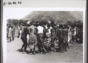 Nach dem Missionsfest tanzen die Frauen in Gemeindegruppen