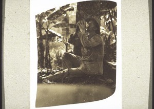 Missionar a. d. Rast, eine Kokosnuss austrinkend (1926)