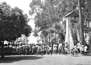 Tanganyika (fra 1964 Tanzania). Den smukke klokkestabel foran kirken ved Kashasha Pigekostskole, Bukoba. DMS missionær Gudrun Larsen var lærer på skolen, 1950-58. (Anvendt i: Dansk Missionsblad nr 8/1957)