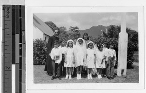 Sister Maria Cordis Becker, MM, with first communicants, Heeia, Hawaii, 1944