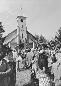 Fra viceforstander på Makumira Præsteseminarium, Lejimos begravelse i en kirke på Kilimanjaro