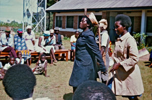 Nordveststiftet, Tanzania, 1984. Her er eleverne på Ntoma Husholdningsskole i gang med et rollespil om indbrudstyve. Pigen med hatten er politibetjent, og ved siden af hende kommer politimedhjælperen. De skal ud og fange indbrudstyve. Eleverne opfører tit sådanne rollespil, når der er forældredag eller ved andre særlige lejligheder