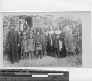 A group of Sisters, Missionaries and orphans in China