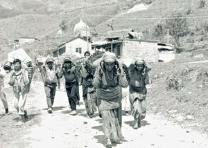 Nepal 1986. Byrder bæres i dhoka - en kurv på ryggen med pandebånd