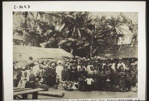 Besuch der Anstaltsmädchen in Bonaku auf der Aussenstation Ndogobong