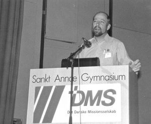 DMS Landsstævnet 1990 i København. Missionær i Madagaskar, pastor Gustav Søagerpå talerstolen