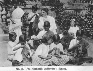 Olga Elisabeth Hornbech with her sewing class. Saron