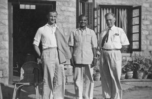 United Theological College (UTC), Bangalore, Sydindien. Fra forhandlinger mellem de lutherske kirker og den store sydindiske unionskirke, Church of South India (CSI),1954. Fra venstre: Hans-Werner Gensichen, Mr. Savarimutu, Anders Andersen. (Anvendt i: Dansk Missionsblad nr 11/1955)