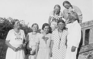 Fra Dr. Ellerbeks fødselsdag. Fra venstre: Helen Madsen, Kathrine Thomsen, en dansk sygeplejerske, fru Ellerbek, Søren Anton Ellerbek. 8. aug. 1938